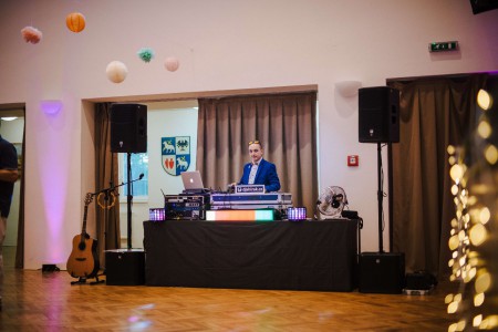 DJs stage tentokrát v černé