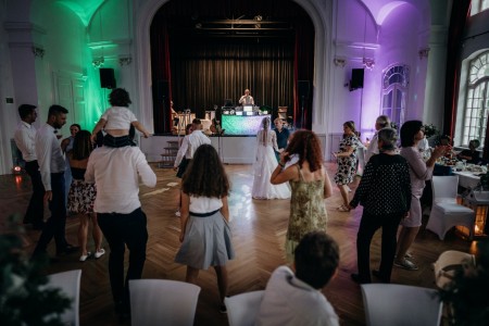 Svatební party se pomalu rozjíždí